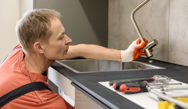 Jak uvolnit kuchyňský dřez? Domácí způsoby, jak vyčistit odtok