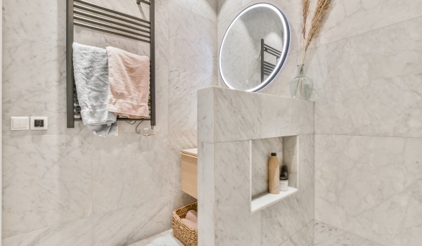 Poškození dlaždic - jak zamaskovat prasklou dlaždici