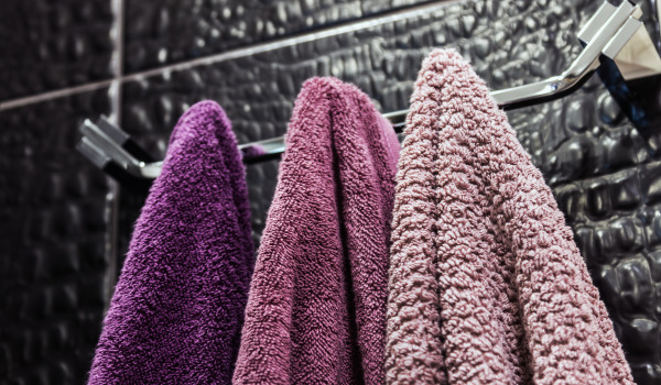 Jak pověsit háčky na kolíčky?