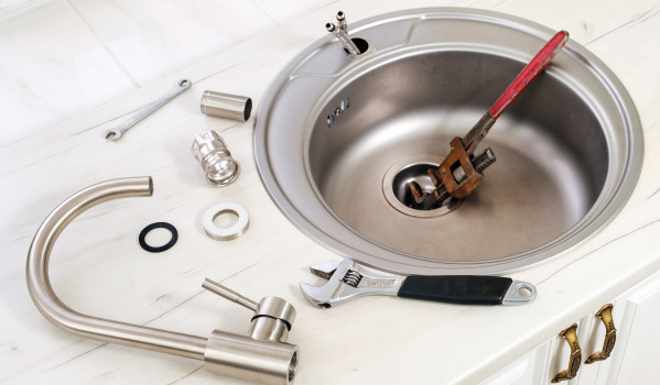 Jak uvolnit ucpaný zátku v umyvadle?