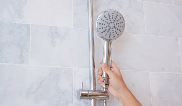 Na jakou výšku zavěsit sprchovou hlavici?