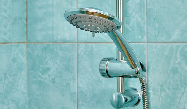 Proč instalovat držáky na sprchu?