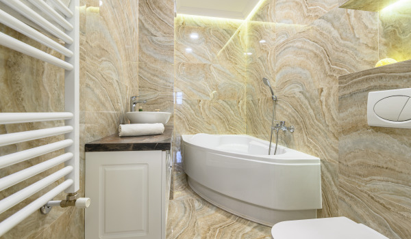 Jakou konstrukci zvolit pro rohovou vanu?